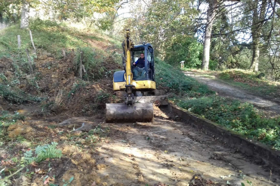Arreglo de caminos con excavadora en Zarautz