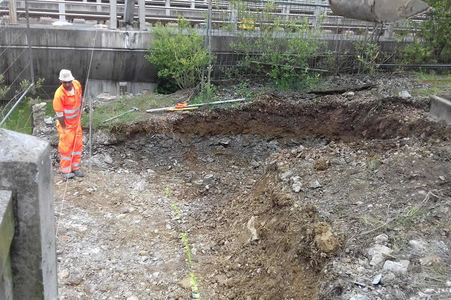 Construcción de muro con retroexcavadora