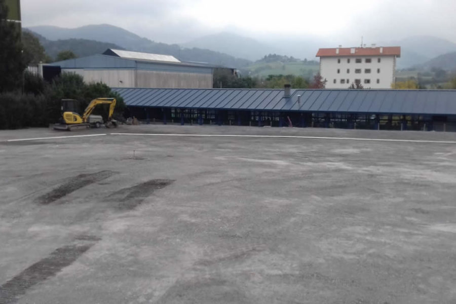 Construcción de aparcamiento en Oiartzun. Retro Excavadoras