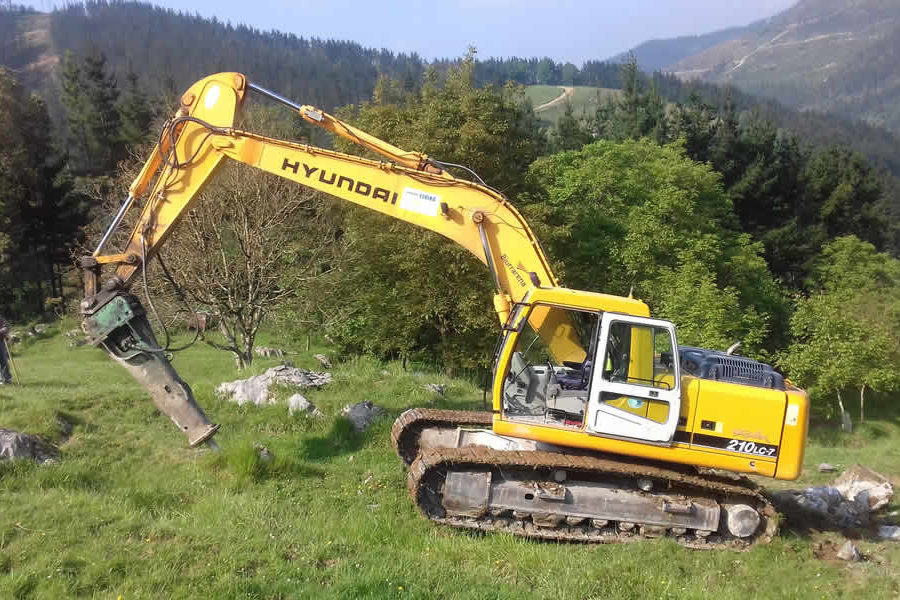 Restitución de pradera con excavadora en Mendaro