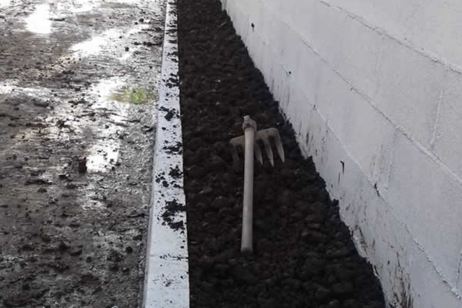 Jardineras en Donostia con miniexcavadora