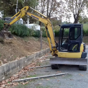 Mini excavadora en trabajos de jardinería