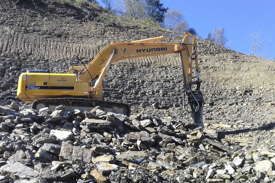 Excavación desmonte en Zarautz con retroexcavadora